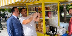 Ο Άδωνις Γεωργιάδης βγάζει selfie με κουλουρτζή στο Σύνταγμα