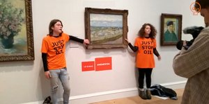 Ακτιβιστές κόλλησαν τα χέρια τους σε πίνακα του Βίνσεντ Βαν Γκογκ