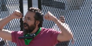 Ακτιβιστής που αλυσοδέθηκε έξω από το Ανώτατο Δικαστήριο