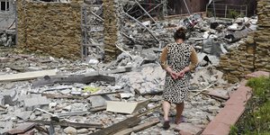 Άμαχη Ουκρανή μπροστά στα συντρίμμια του σπιτιού της, στο Σλοβιάνσκ