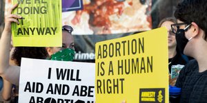 Ξέσπασμα στις ΗΠΑ μετά την απόφαση για την απαγόρευση των αμβλώσεων