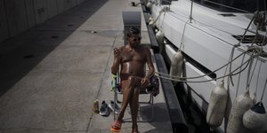 Άνδρας κάνει ηλιοθεραπεία εν μέσω καύσωνα στη Μασσαλία της Γαλλίας 