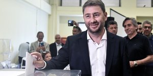 Ο Νίκος Ανδρουλάκης ψηφίζει για τα μέλη της νέας Κεντρικής Επιτροπής του ΠΑΣΟΚ