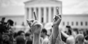 Η συμβολική φωτογραφία που ανέβασε η ηθοποιός Jamie Lee Curtis για την απόφαση του Ανωτάτου Δικαστηρίου περί των αμβλώσεων