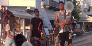 Ο Γιάννης Αντετοκούνμπο με την οικογένειά του στη Μύκονο