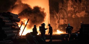 Μαίνεται η μεγάλη φωτιά σε εργοστάσιο πλαστικών στον Ασπρόπυργο