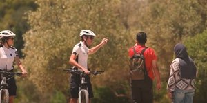 Αστυνομικοί εξυπηρετούν τουρίστες κοντά στην Ακρόπολη