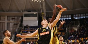 Φάση από αγώνα Άρης - ΑΕΚ για την Basket League