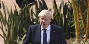 Ο Μπόρις Τζόνσον με κοστούμι περπατά