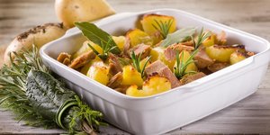 Μπριζόλες στον φούρνο με πατάτες/ Φωτογραφία: Shutterstock