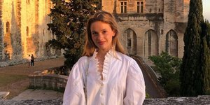 γυναίκα με λευκό πουκάμισο