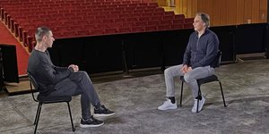 «2004 Δευτερόλεπτα»: Νέα επεισόδια με Β. Τσιάρτα και Κ. Κατσουράνη, αποκλειστικά στην COSMOTE TV