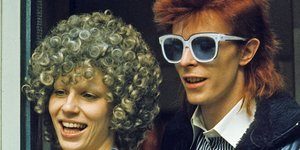 Ο David Bowie με τη σύζυγό του Angie Bowie στο Λονδίνο το 1974