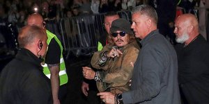 Ο Τζόνι Ντεπ φεύγει από τη συναυλία του Τζεφ Μπεκ