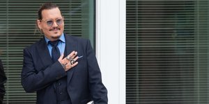 Ο Τζόνι Ντεπ ευχαριστεί τον κόσμο έξω από το δικαστήριο