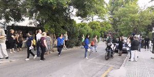 Διαδήλωση έξω από την οικία του Θάνου Πλεύρη
