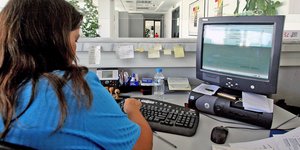 Διάλειμμα υπάλληλος δημοσίου σε υπολογιστή