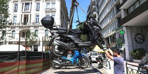 παράνομα παρκαρισμένες μοτοσυκλέτες.