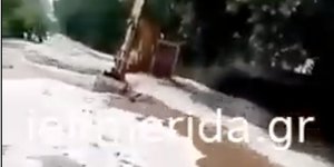 Ορμητικά νερά παρέσυραν εκσκαφέα στη Θεσσαλονίκη