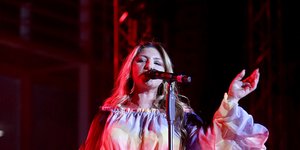 Ελενα Παπαρίζου σέξι μίνι φόρεμα