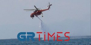 Το πυροσβεστικό ελικόπτερο Erickson ενώ γεμίζει νερό από τη θάλασσα