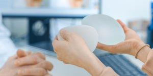 Εμφυτεύματα σιλικόνης ηλικίας 35 ετών; Δείτε πώς είναι