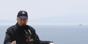 Ο Ερντογάν μιλάει κατά την τελευταία ημέρα των στρατιωτικών ασκήσεων που πραγματοποιούνταν στο Σεφεριχισάρ κοντά στη Σμύρνη