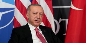 Ο Τούρκος πρόεδρος, Ρετζέπ Ταγίπ Ερντογάν, στη συνάντηση με Μπάιντεν στη Σύνοδο του ΝΑΤΟ