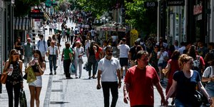 επιδότηση λογαριασμών ρεύματος / πολίτες περπατούν με ζέστη στην ερμού