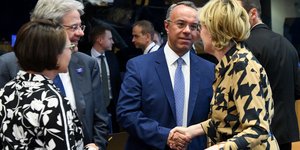 Eurogroup: Ο Χρήστος Σταϊκούρας δέχεται συγχαρητήρια για την έξοδο της Ελλάδας από την ενισχυμένη εποπτεία 