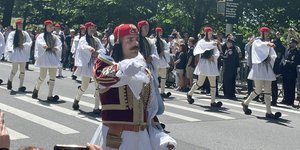 Οι Εύζωνες παρελαύνουν περήφανα στην 5η Λεωφόρο της Νέας Υόρκης