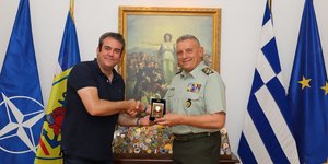 Ο αρχηγός ΓΕΕΘΑ, στρατηγός Κωνσταντίνος Φλώρος, με τον δημοφιλή ηθοποιό, Πυγμαλίων Δαδακαρίδη