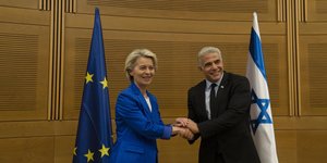Η Πρόεδρος της Ευρωπαϊκής Επιτροπής Ούρσουλα Φον ντερ Λάιεν με τον Υπουργό Εξωτερικών του Ισραήλ, Γαΐρ Λαπίντ