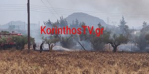 Πυρκαγιά στην Κόρινθο, απέναντι από τον προαστιακό
