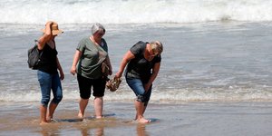 Γυναίκες στη θάλασσα για να αντιμετωπίσουν τον καύσωνα στη Γαλλία