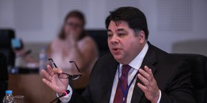 Ο Τζορτζ Τσούνης στον χαιρετισμό του από τη «Διεθνή Διάσκεψη: Κυβερνοασφάλεια και Δημοκρατία»