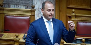 Ο υφυπουργός Υποδομών και Μεταφορών, Γιώργος Καραγιάννης, στη Βουλή