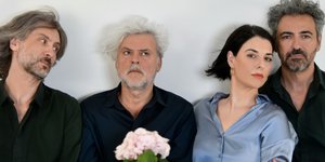 O καλλιτεχνικός διευθυντής του Δημοτικού θεάτρου Πειραιά, Λευτέρης Γιοβανίδης, με τους συνεργάτες του 