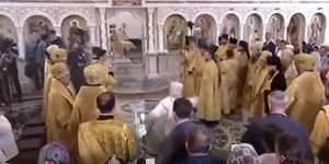 Το γλίστρημα του πατριάρχη Μόσχας Κύριλλου εν ώρα Θείας Λειτουργίας