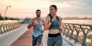 άνδρας και γυναίκα κάνουν γυμναστική