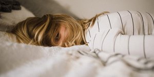 γυναίκα με ξανθά μαλλιά στο κρεβάτι
