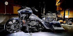 Μια Harley-Davidson με πλήρως σκαλιστό σώμα