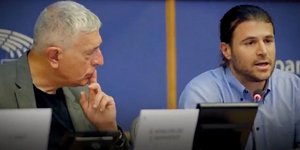 Ο ακτιβιστής Ιάσων Αποστολόπουλος που δυσφήμισε εκ νέου την Ελλάδα -Αριστερά ο Στέλιος Κούλογλου τον κοιτά με προσοχή