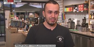 Βουρκωμένος ιδιοκτήτης καφετέριας στην Αυστραλία που δεν μπορεί να αντέξει τον πληθωρισμό και την αύξηση του κατώτατου μισθού