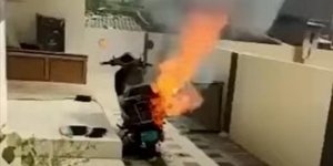 Ηλεκτρικό scooter βάζει φωτιά σε σπίτι κατά τη διάρκεια φόρτισης.