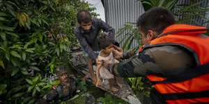 Στρατιώτης βοηθά στον απεγκλωβισμό εν