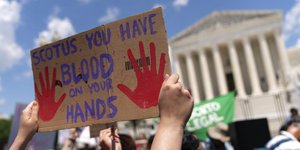 Σάλος στις ΗΠΑ με την απαγόρευση των αμβλώσεων από το Ανώτατο Δικαστήριο