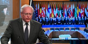 Αμερικανός διπλωμάτης, Τζέιμς Τζέφρι