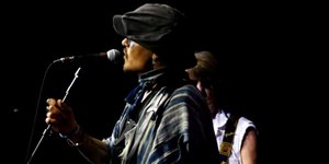 Ο Τζόνι Ντεπ με τον Τζεφ Μπεκ στη σκηνή, ερμηνεύοντας το τραγούδι