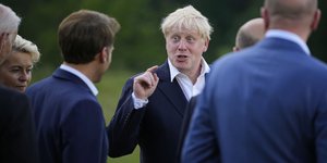 Μακρόν και Τζόνσον συζητούν στη σύνοδο των G7